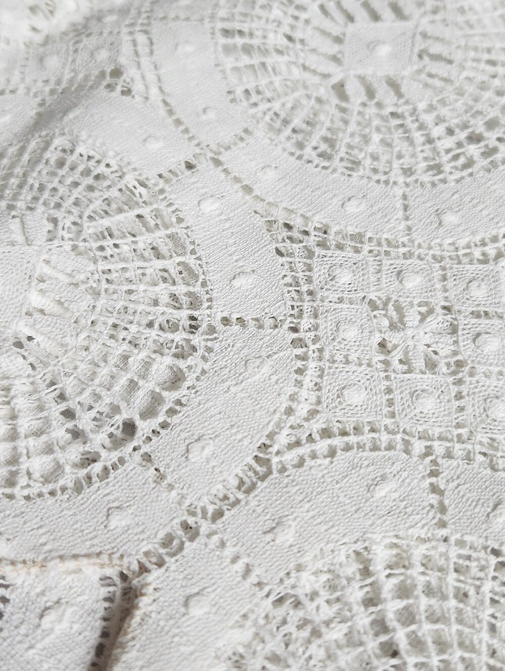 VINTAGE HANDMADE CLUNY LACE TABLECLOTH - Picture 5 of 10